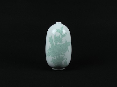 ●白磁緑釉牡丹彫文花瓶