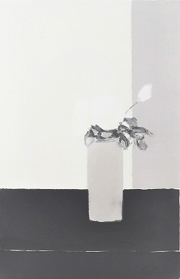 黒いテーブルの上の白い薔薇