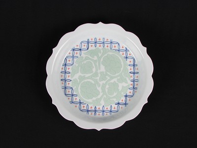 白磁緑彩釉染牡丹彫文皿