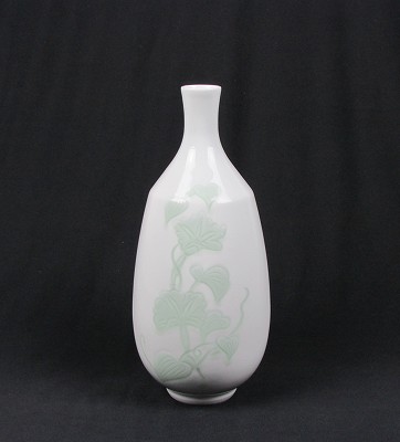 白磁緑釉朝顔彫文花瓶