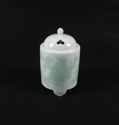 白瓷緑釉牡丹彫文香炉