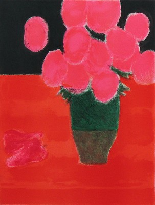 赤いテーブルのアジサイの花束