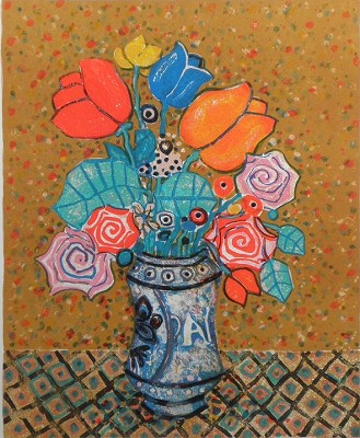 黄土色の背景の青い花瓶の花束