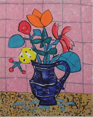 ピンクの背景の青い花瓶の花束